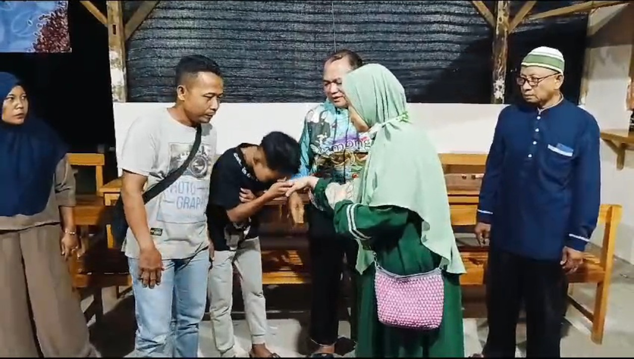 Murid dan guru berdamai setelah dimediasi Dinas Pendidikan Lamongan. (Foto: Kadisdik Lamongan, Munif Syarif for jatimnow.com)