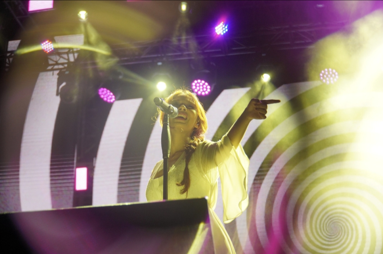 Nadin Amizah saat tampil di Jazz Traffic Festival 2024 (foto : Dokumentasi Jazz Traffic Festival for jatimnow.com)