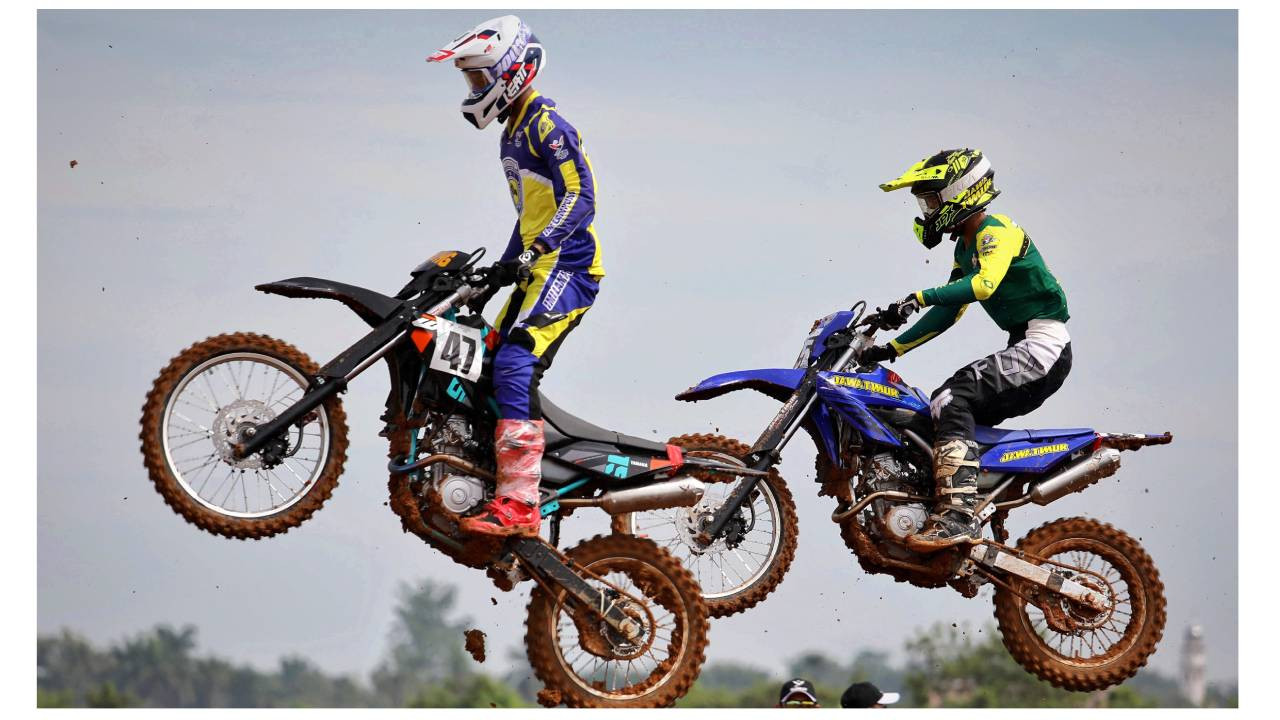 Tim Grass Track Jatim saat balapan di sirkuit GTX Sena Kuala Namu, Sumatera Utara. (Foto: KONI Jatim for jatimnow.com)).