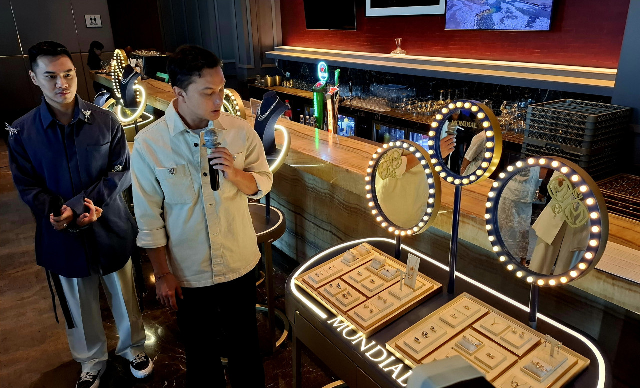 Nicholas Saputra saat menunjukkan desain perhiasannya di Anniversary ke-45 Mondial di Surabaya (foto: Ni'am Kurniawan/jatimnow.com)