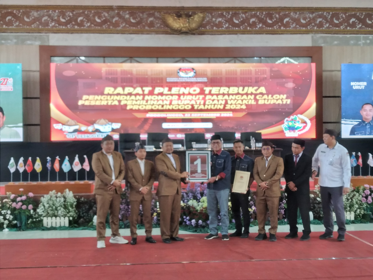 Zulmi - Rasit mendapatkan nomor 1 di pengundian nomor urut yang digelar KPU (Foto: Haryo Agus/jatimnow.com)