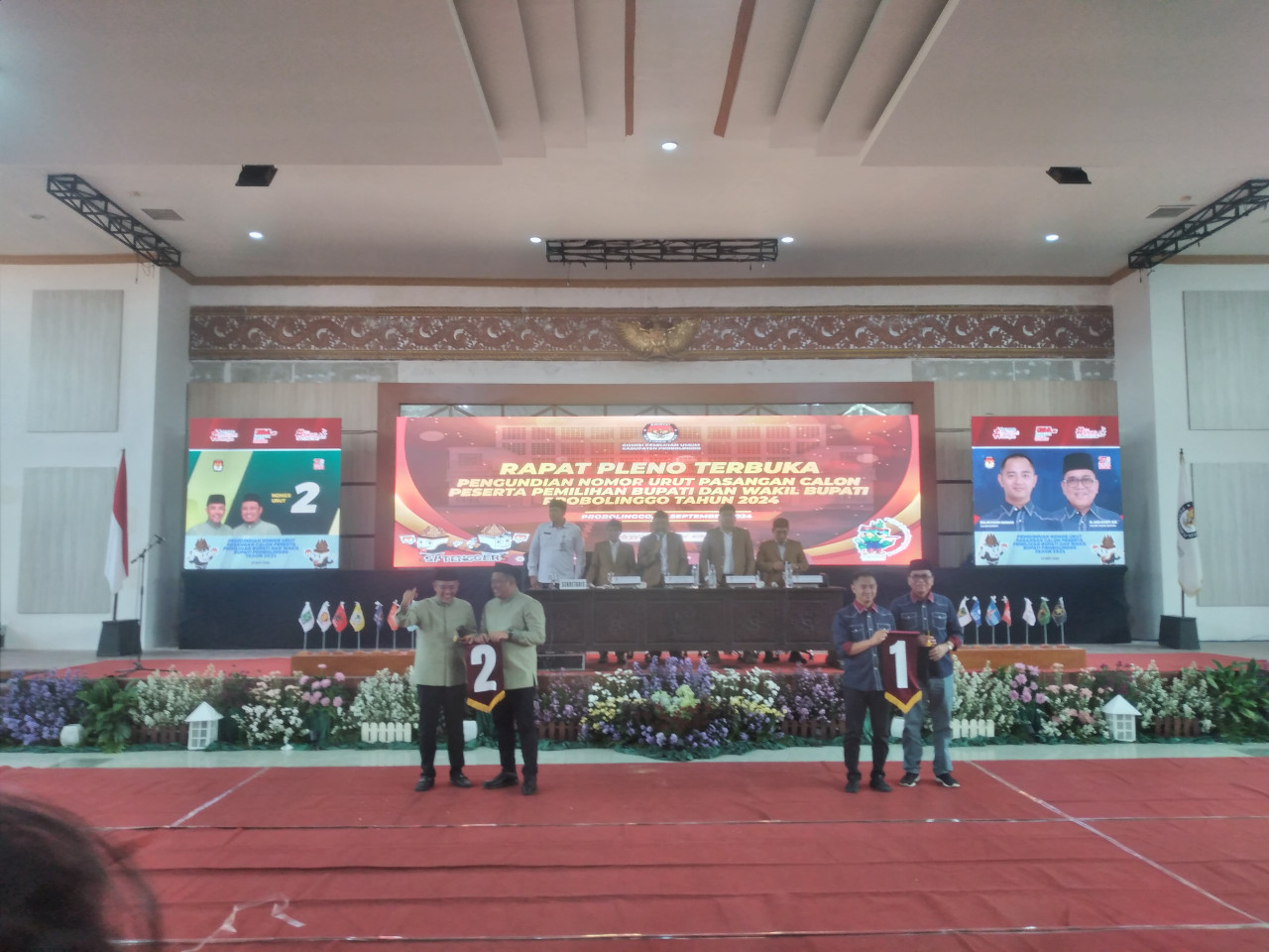 Proses pelaksanaan pengundian nokor urut paslon. (Foto: Haryo Agus/jatimnow.com)