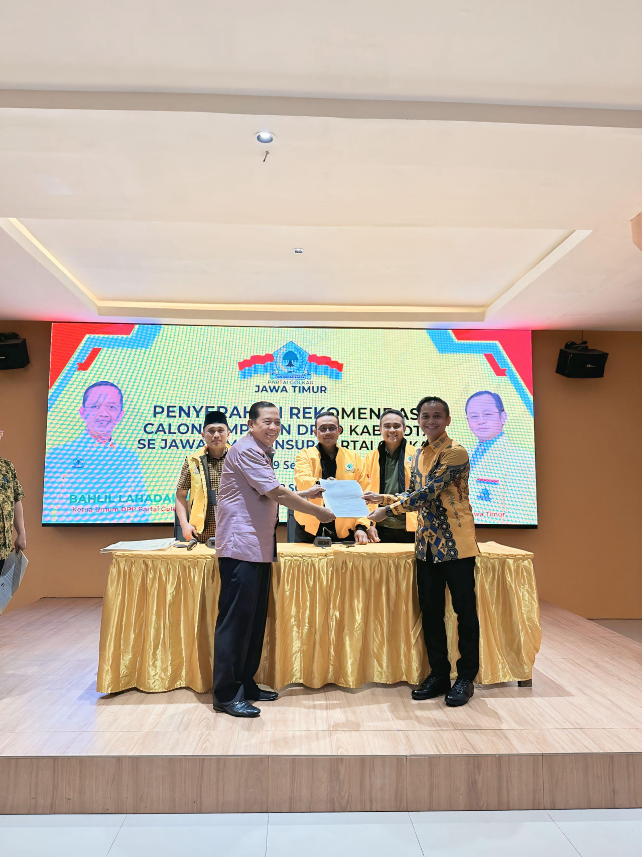 Oka Mahendra (kanan) saat menerima Rekom jadi ketua DPRD Kabupaten Probolinggo dari Partai Golkar. (Foto: Oka Mahendra for jatimnow.com)