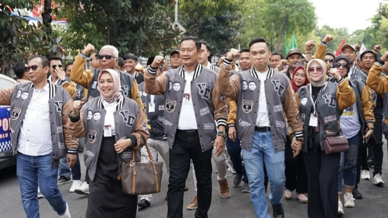 Paslon Yes-Dirhan saat mengenakan jaket produk lokal Lamongan. (Foto : Ig. @yuhronur_yes)