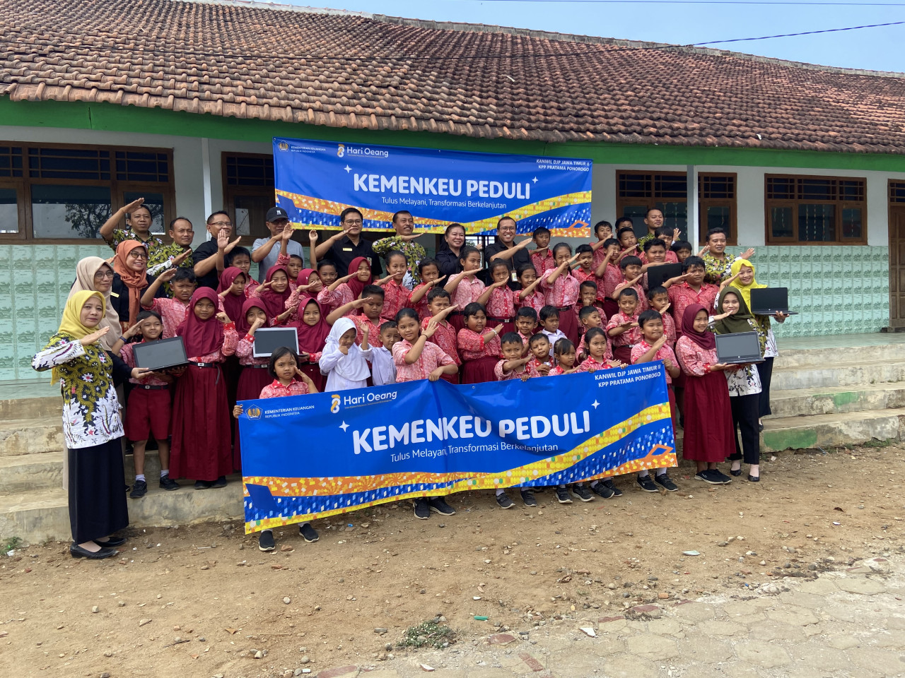 SDN Karangpatihan Ponorogo Terima Hibah Laptop DJP Kanwil Jatim II