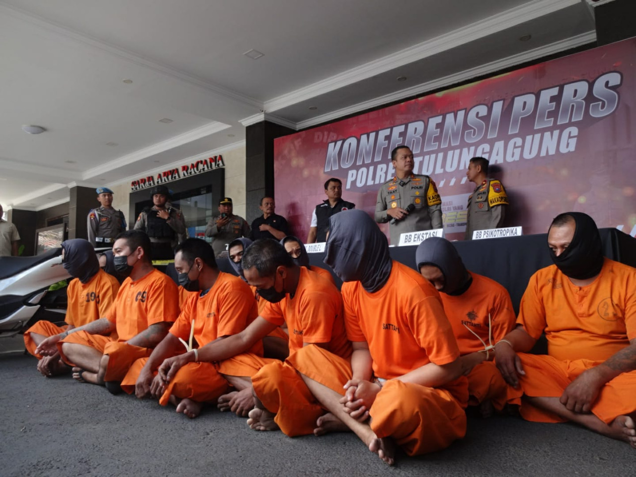 Para tersangka pengedar narkoba yang diamankan Polres Tulungagung. (Foto: Bramanta Pamungkas/jatimnow.com)