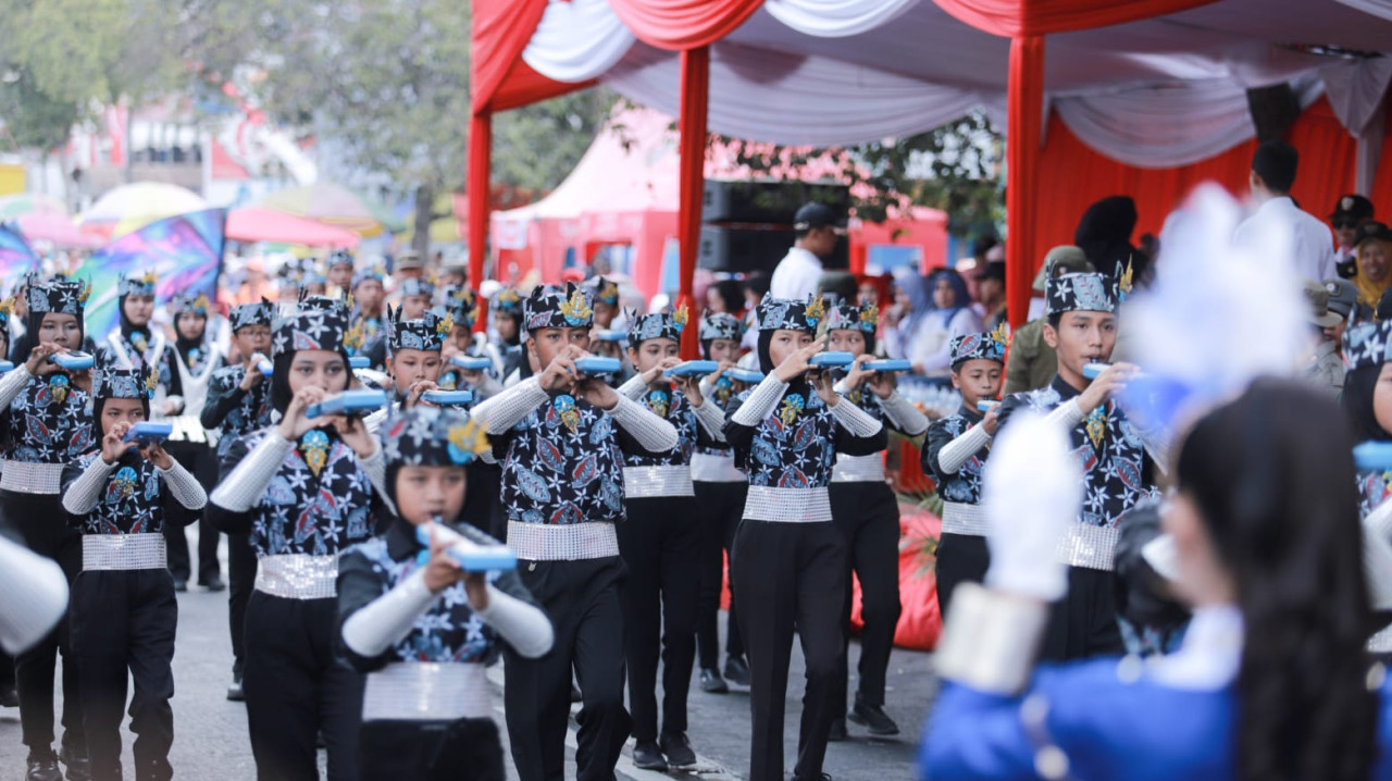 Kelompok drumband menunjukkan kebolehan  dalam Parade Drumband di Jember. (Foto: Diskominfo for jatimnow.com)