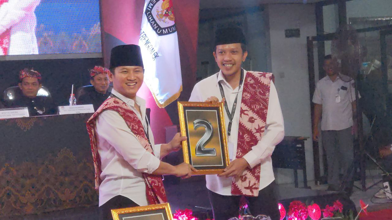 Pasangan petahana Pilkada Trenggalek menunjukkan nomor urut yang didapat. (Foto: Bramanta Pamungkas/jatimnow.com)