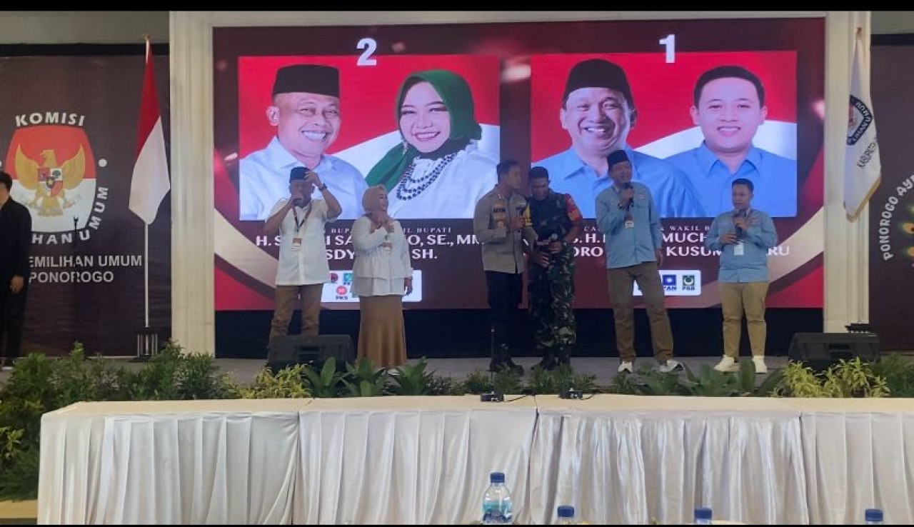 Paslon bupati wabup Ponorogo, Ipong - Luhur dan Sugiri - Lisdyarita menyanyikan lagu “Kemesraan” saat Deklarasi Pilkada Damai. (Foto: Ahmad Fauzani/jatimnow.com)