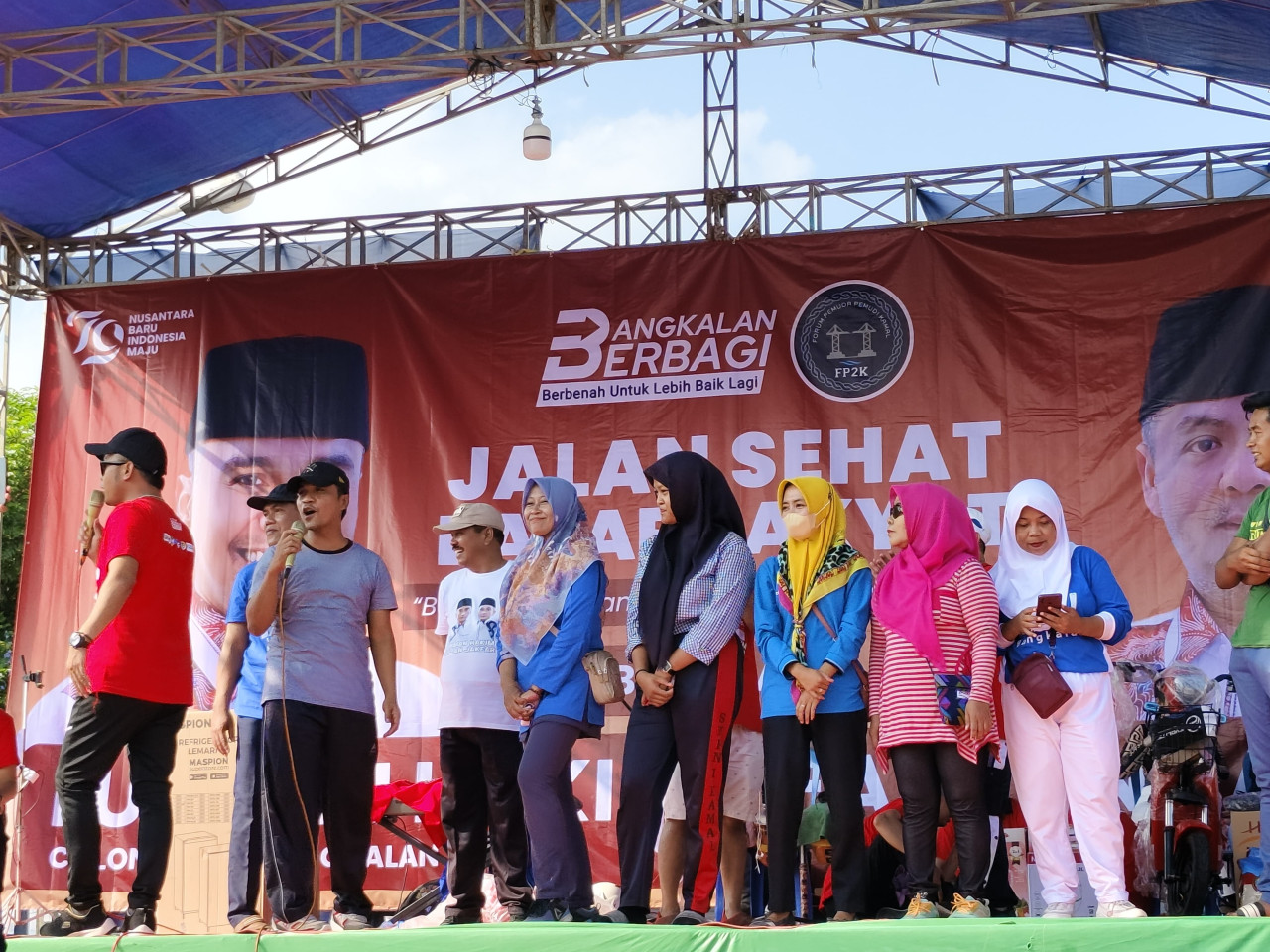 Paslon Lukman-Fauzan saat acara jalan sehat bersama warga di Bangkalan. (Foto: Fathor rahman/jatimnow.com)