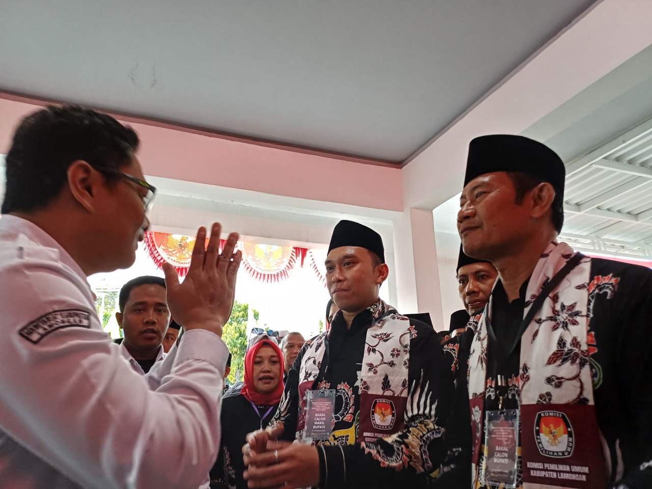 Paslon Yes - Dirham ketika mendaftar ke KPU Lamongan. (Foto : Adyad Ammy Iffansah/jatimnow.com)