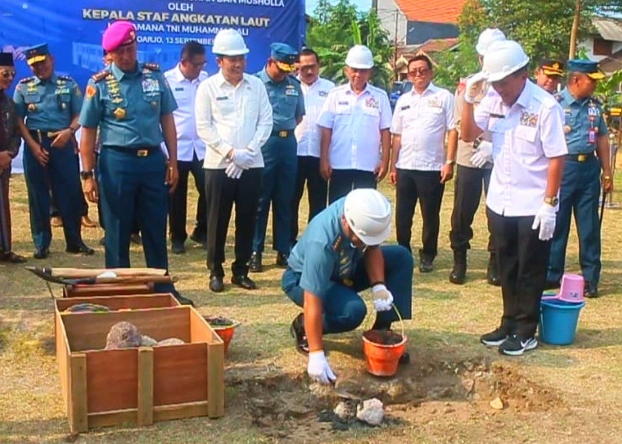 Peletakan batu pertama oleh Kepala Staf TNI Angkatan Laut (Kasal) Laksamana TNI Dr. Muhammad Ali di Perumahan TNI AL Jala Griya Candi, Sidoarjo. (Foto: Ahaddiini HM/jatimnow.com)