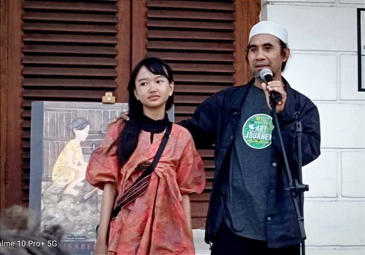 Isabell Roses bersama Arik S. Wartono, kurator pameran sekaligus pemilik Sanggar DAUN. (Foto: Dok. Sanggar Daun for jatimnow.com)