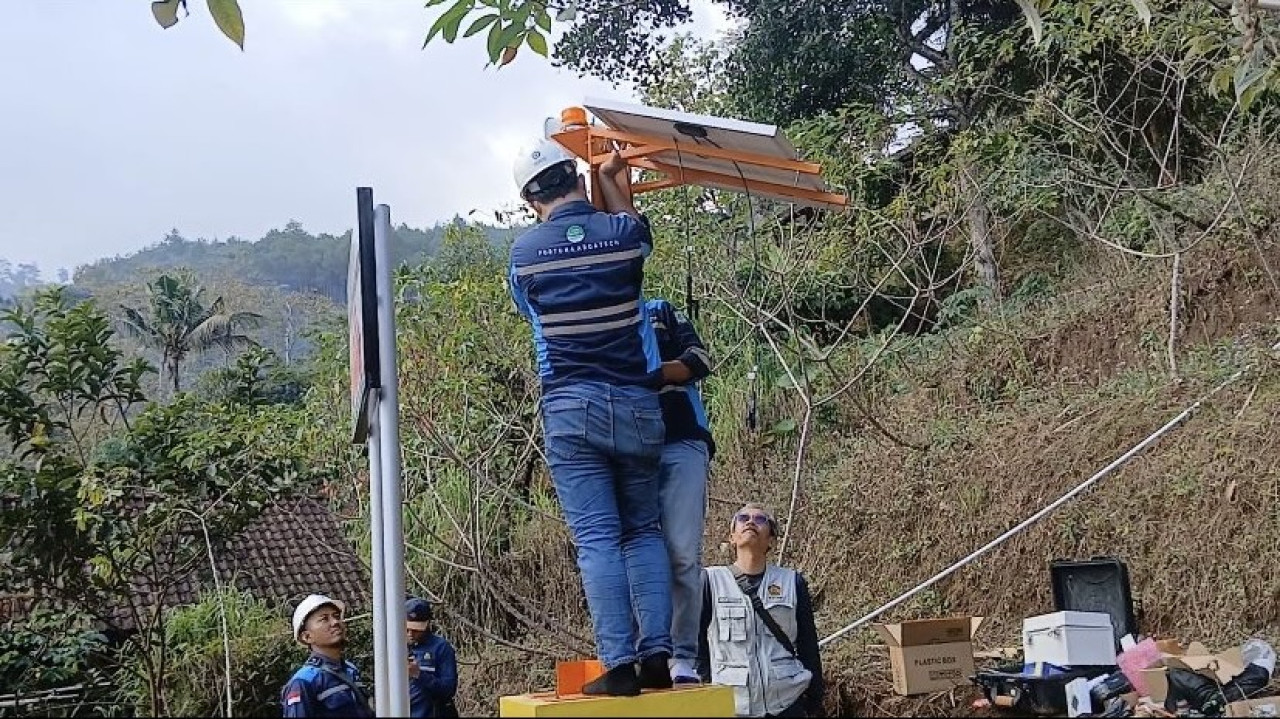 Pemasangan LEWS di Ponorogo oleh PVMBG dan BPBD. (Foto: Ahmad Fauzani/jatimnow.com)