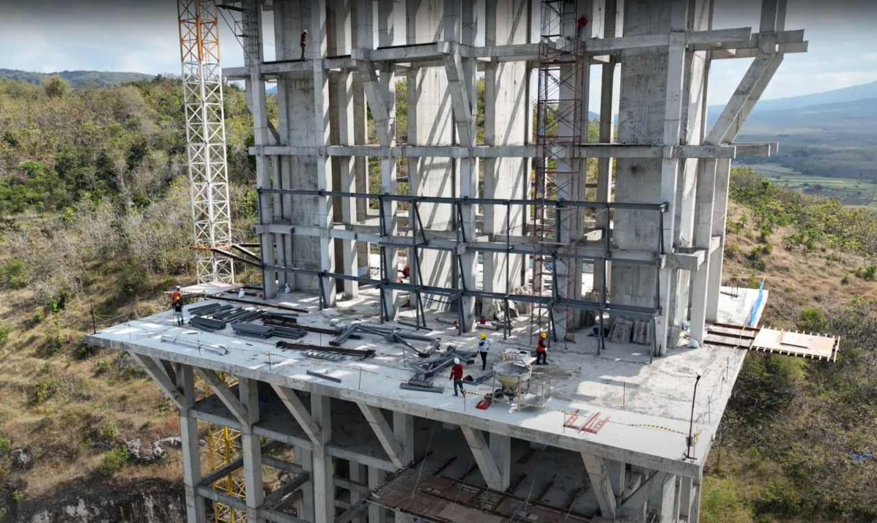 Pemasangan panel pada Patung Reog Ponorogo di Monumen Reog dan Museum Peradaban (MRMP) yang terdiri dari 30 layer material beton dan kuningan. (Foto: Kominfo Pemkab Ponorogo).