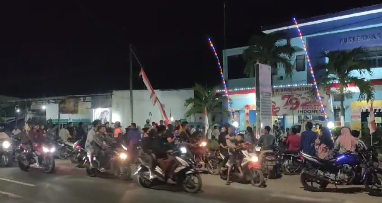 Korban pembacokan dibawa ke Puskesmas Kencong (Foto: Ulum/jatimnow.com)