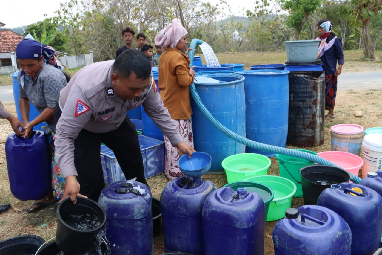 Pembagian air bersih Polres Bangkalan. (Foto: Fathor Rahman/jatimnow.com)