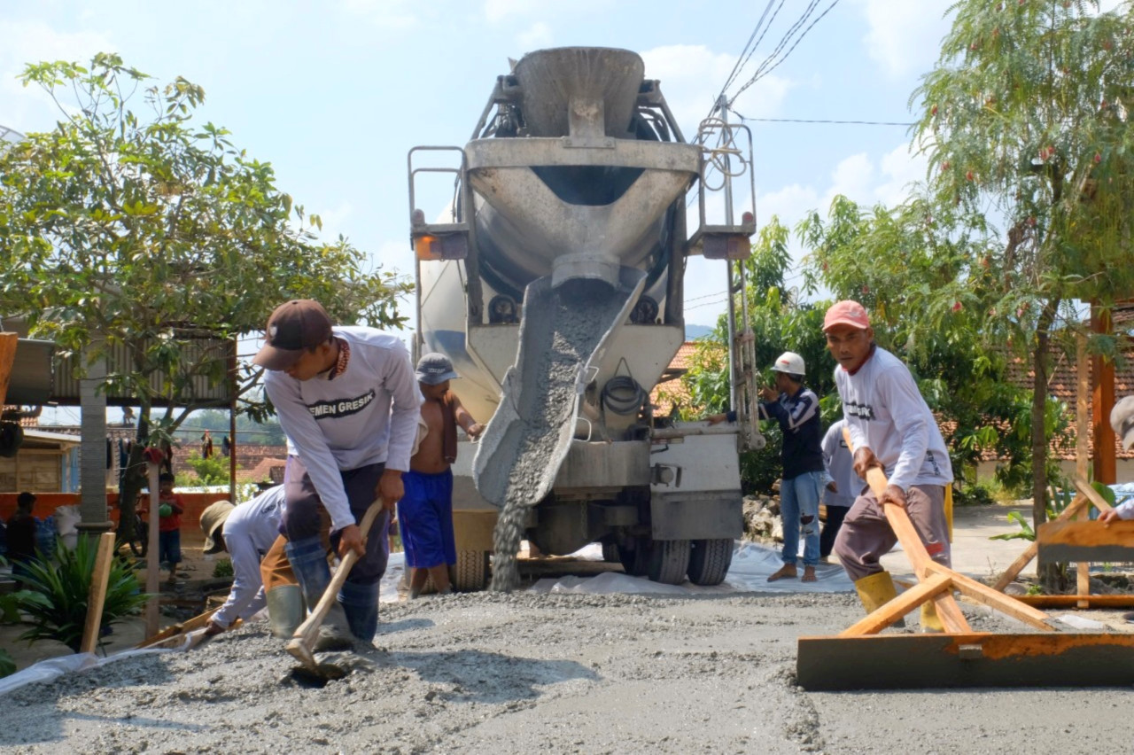 Pembangunan jalan beton untuk jalan utama di Desa Timbrangan, Kecamatan Gunem, Kabupaten Rembang. (Foto: SIG for jatimnow.com)