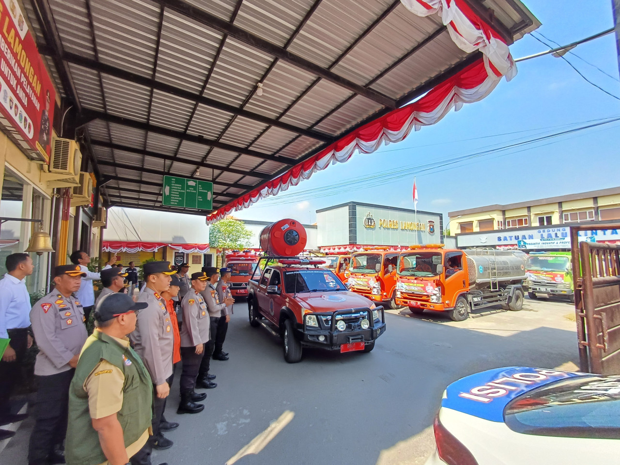 Pemberangkatan bantuan air bersih oleh Polres Lamongan. (Foto: Adyad Ammy Iffansah/jatimnow.com)