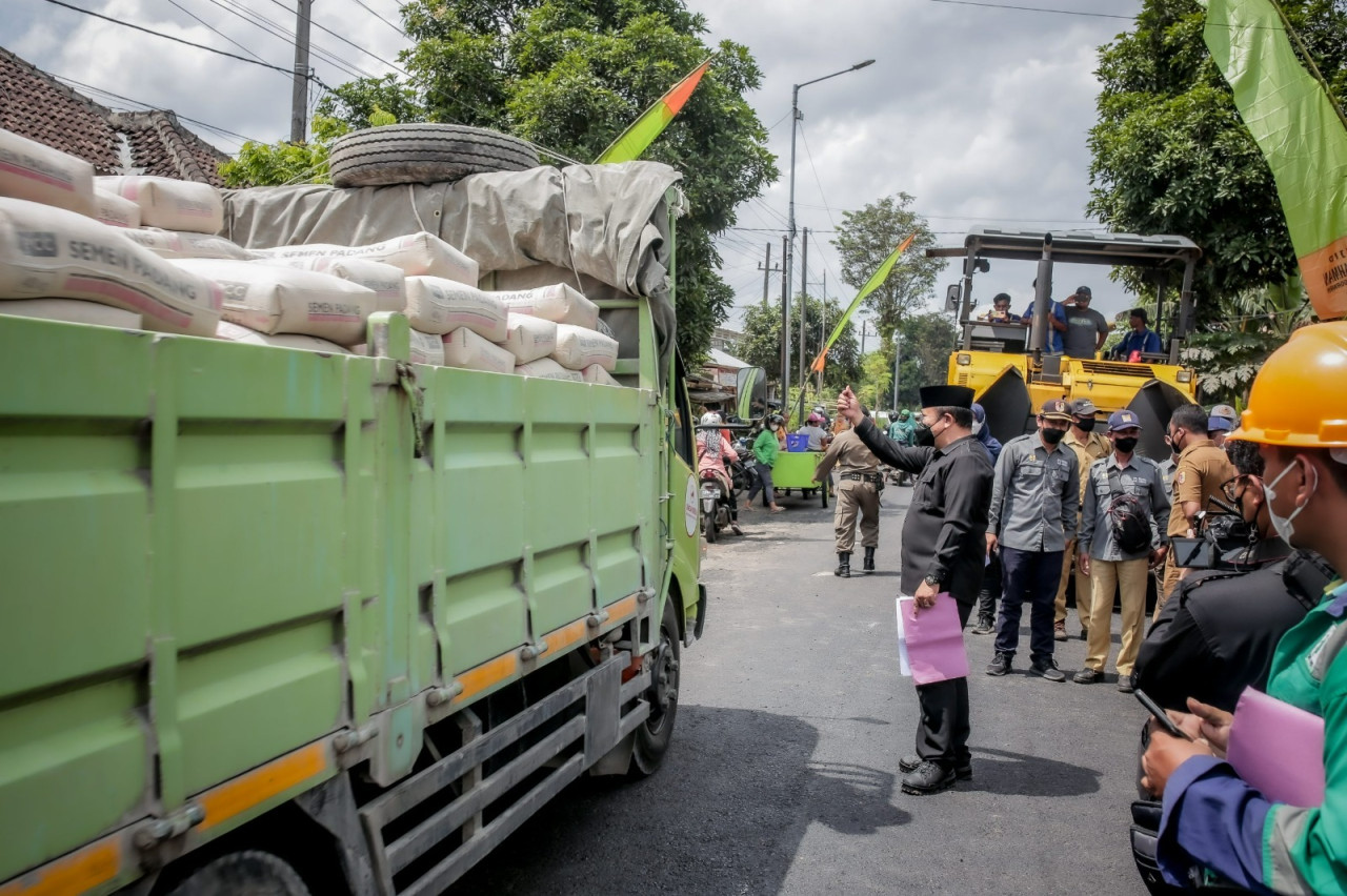 Bupati Hendy saat meninjau perbaikan jalan (Foto: Sugianto/jatimnow.com)