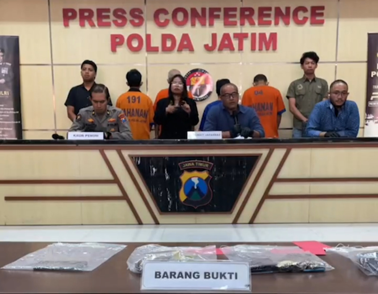 Polda Jatim merilis kasus pencurian alat tower telekomunikasi. (Foto: Misbahul Munir/jatimnow.com)