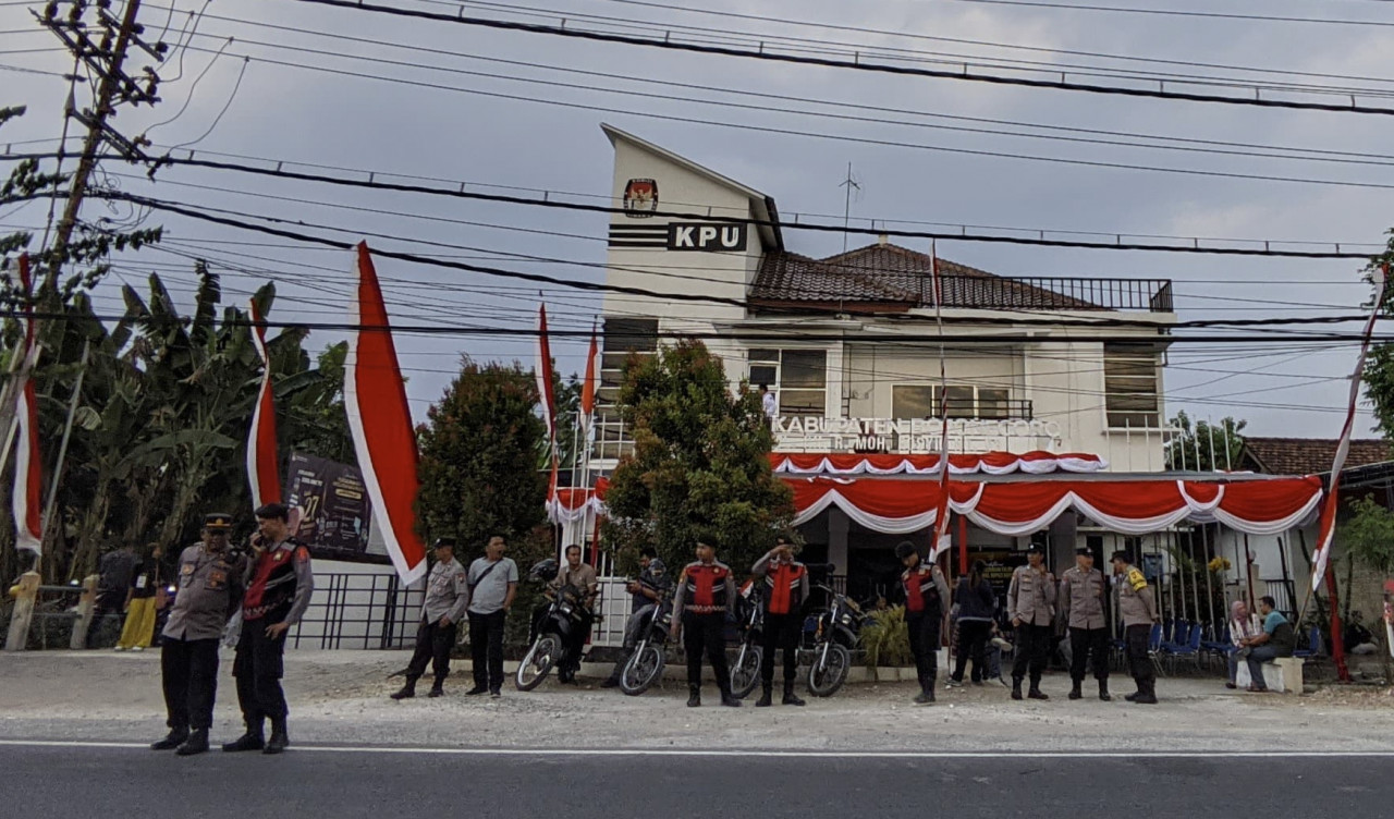 Petugas kepolisian mengamankan pendaftaran Caleg Pemilu 2024 di Kantor KPU Bojonegoro (Foto: Misbahul Munir/jatimnow.com)