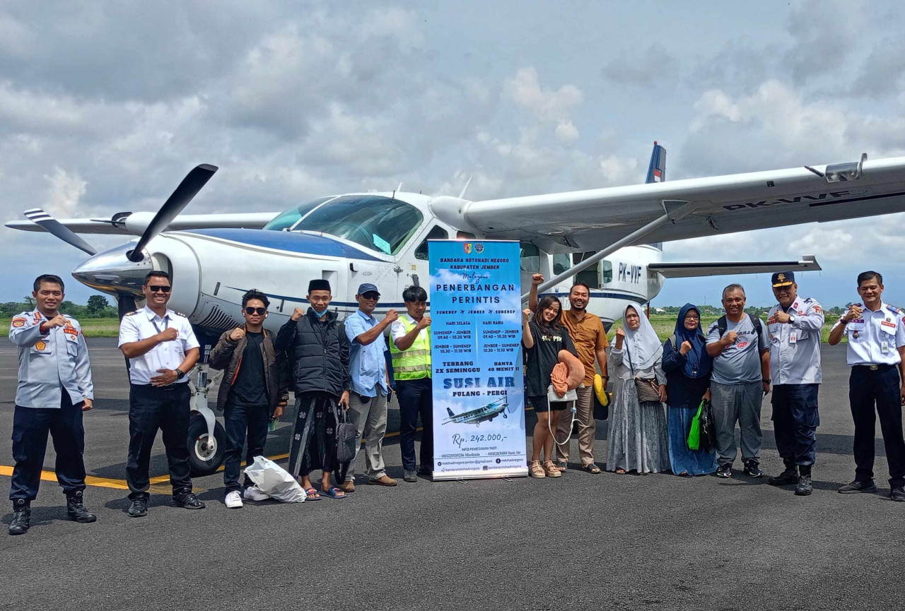 Penerbangan Jember - Sumenep di Bandara Notohadinegoro. (Foto: Sugik for jatimnow.com)