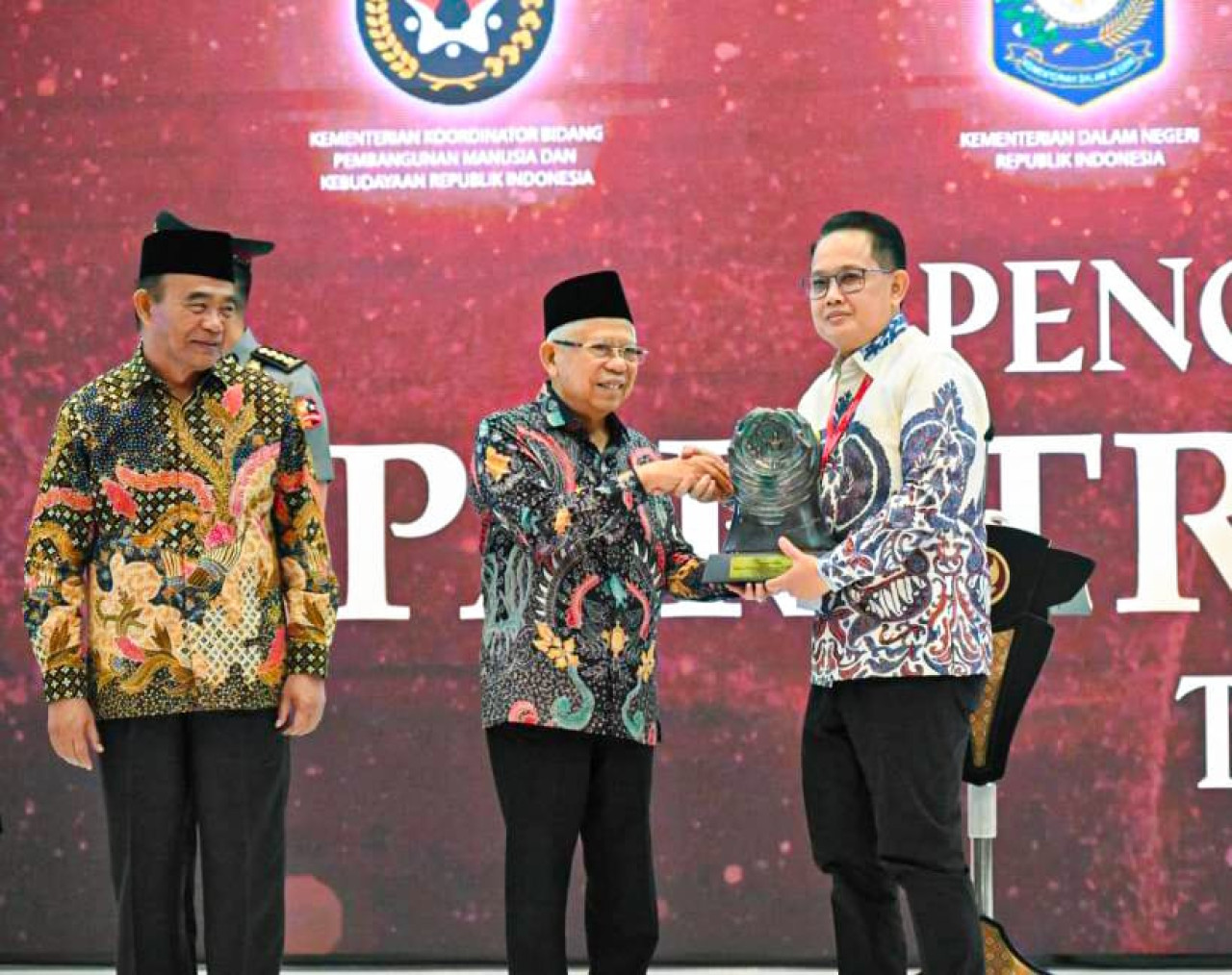 Pj Gubernur Adhy saat menerima Paritrana Award 2024 dari Wapres RI KH Ma'ruf Amin (Foto: Humas Pemprov Jatim for jatimnow.com)
