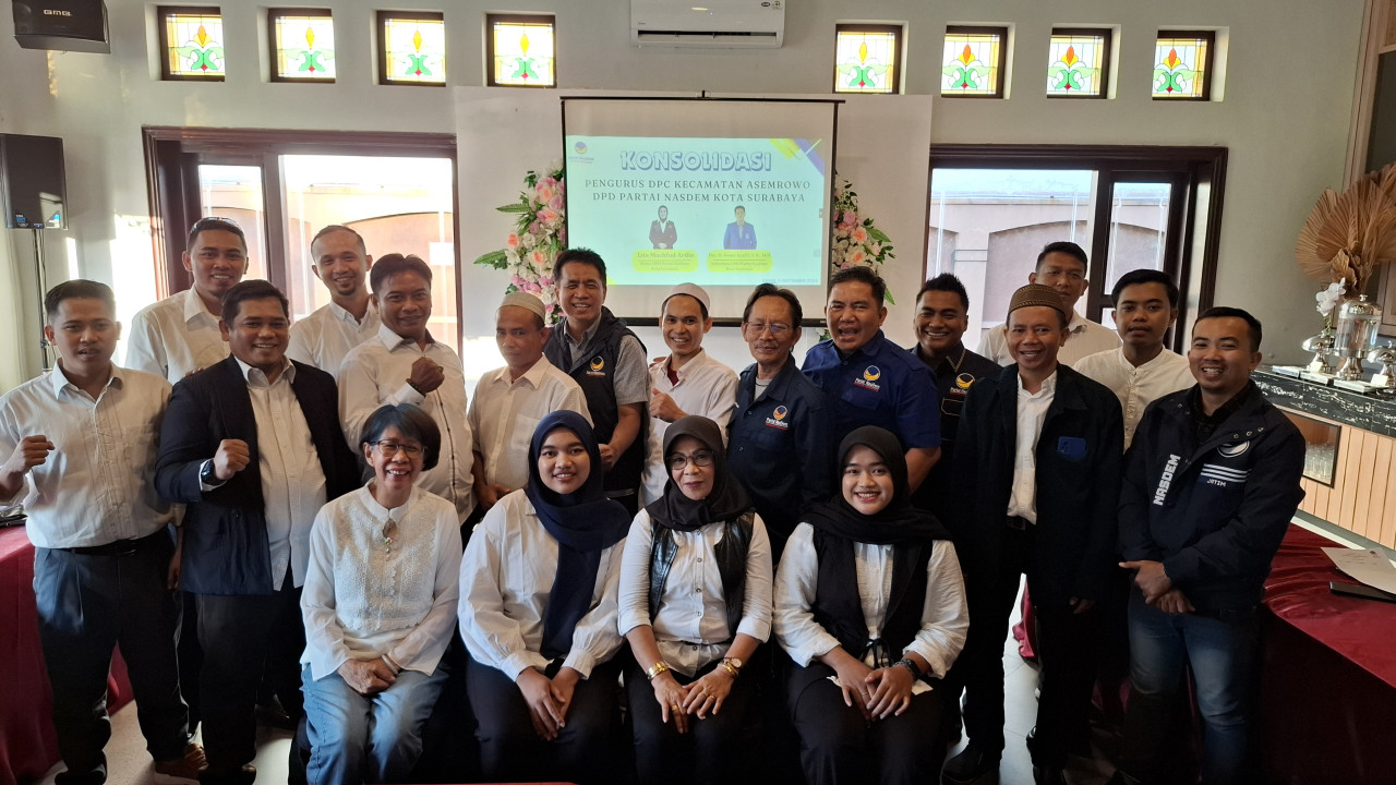 Pengurus DPC NasDem Kecamatan Asemrowo, bersama pengurus DPD NasDem Surabaya (Foto: Umar for jatimnow.com)