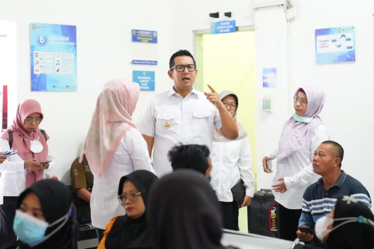 Penjabat (Pj) Wali Kota Mojokerto Ali Kuncoro saat meninjau pelayanan kesehatan di wilayahnya (Foto: Humas Pemkot Mojokerto for jatimnow.com)