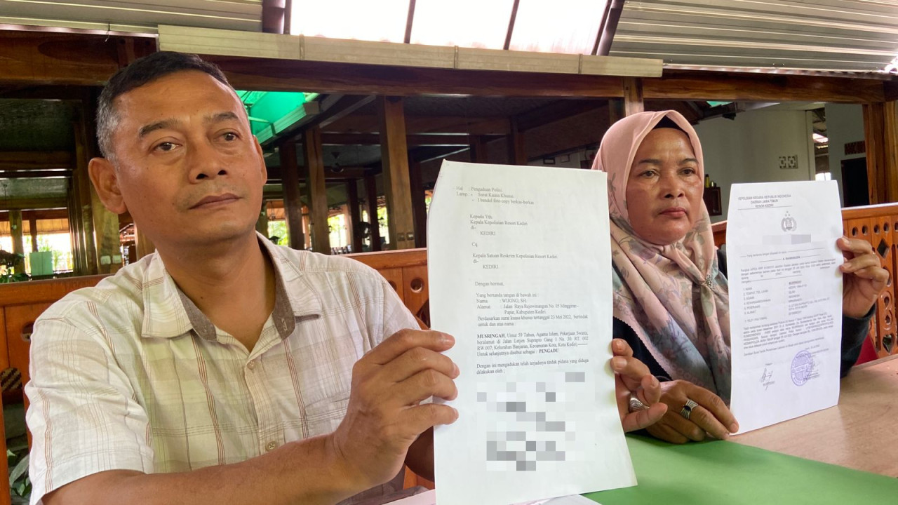 Wijono bersama korban menunjukkan surat laporan polisi dan konfirmasi. (Foto: Yanuar Dedy/jatimnow.com)