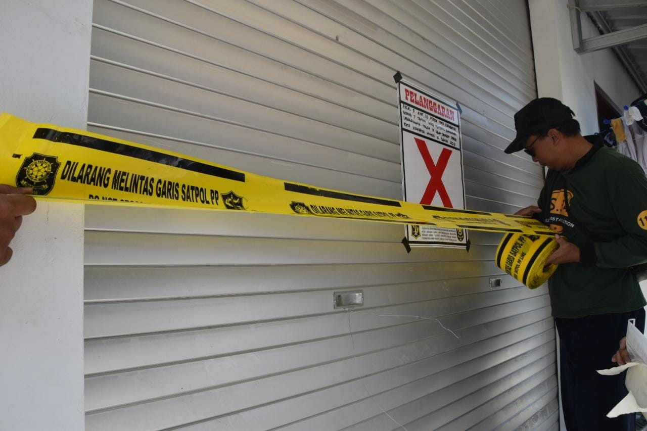Petugas Satpol PP Surabaya saat melakukan menyegel bangunan liar (Foto :Satpol PP Surabaya for jatimnow.com)