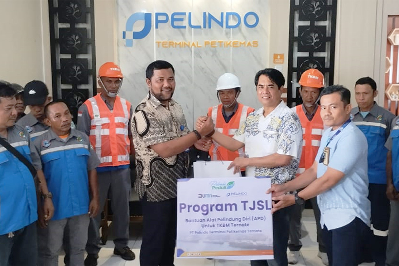 PT Pelindo Terminal Petikemas (SPTP) TPK Ternate menyerahkan helm dan rompi. (Foto: Humas PT Pelindo Terminal Petikemas)