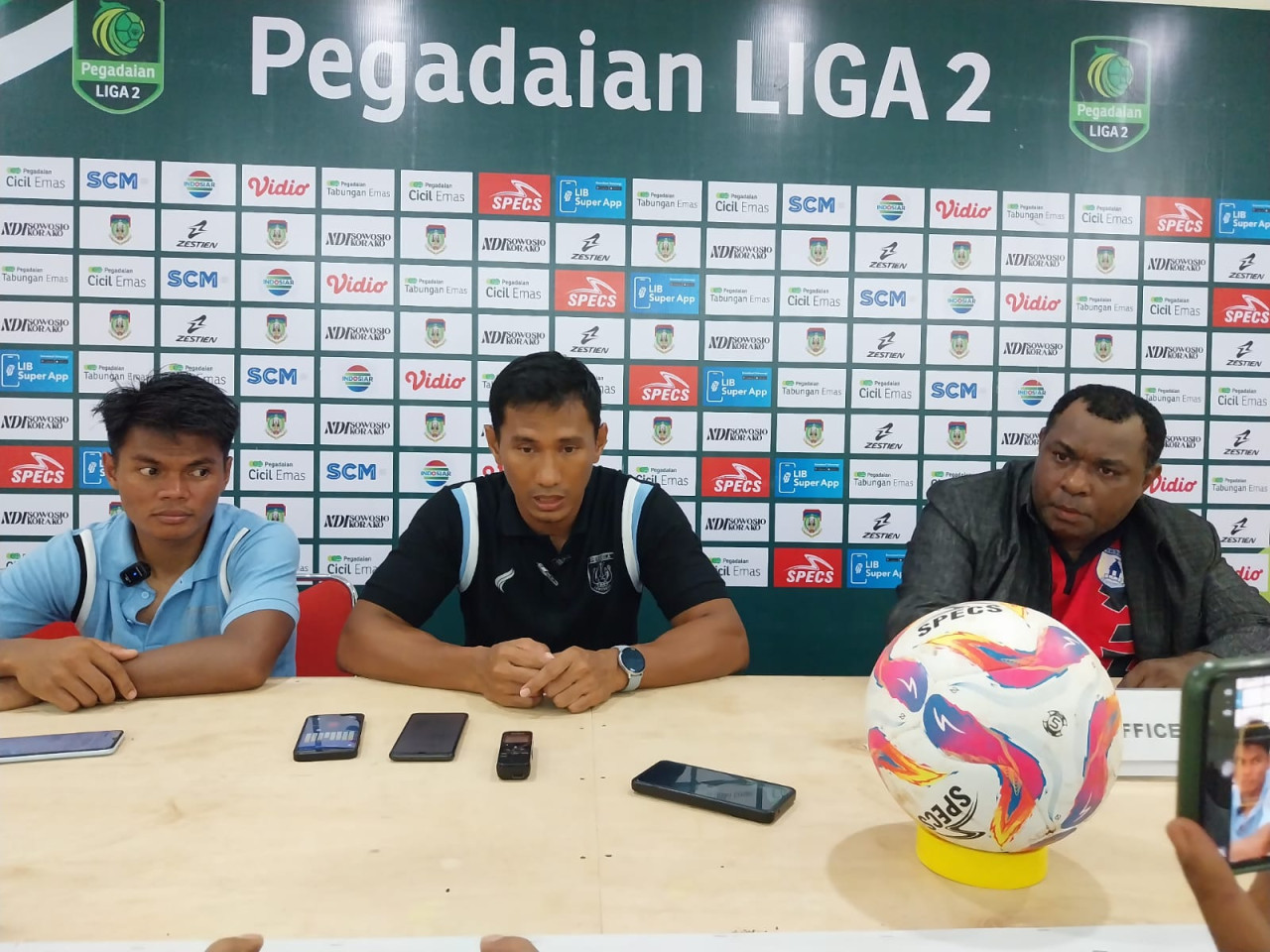 Pelatih Zulkifli Syukur ketika prescon seusai laga Persipura Jayapura kontra Persela Lamongan. (Foto: Persela FC for jatimnow.com)