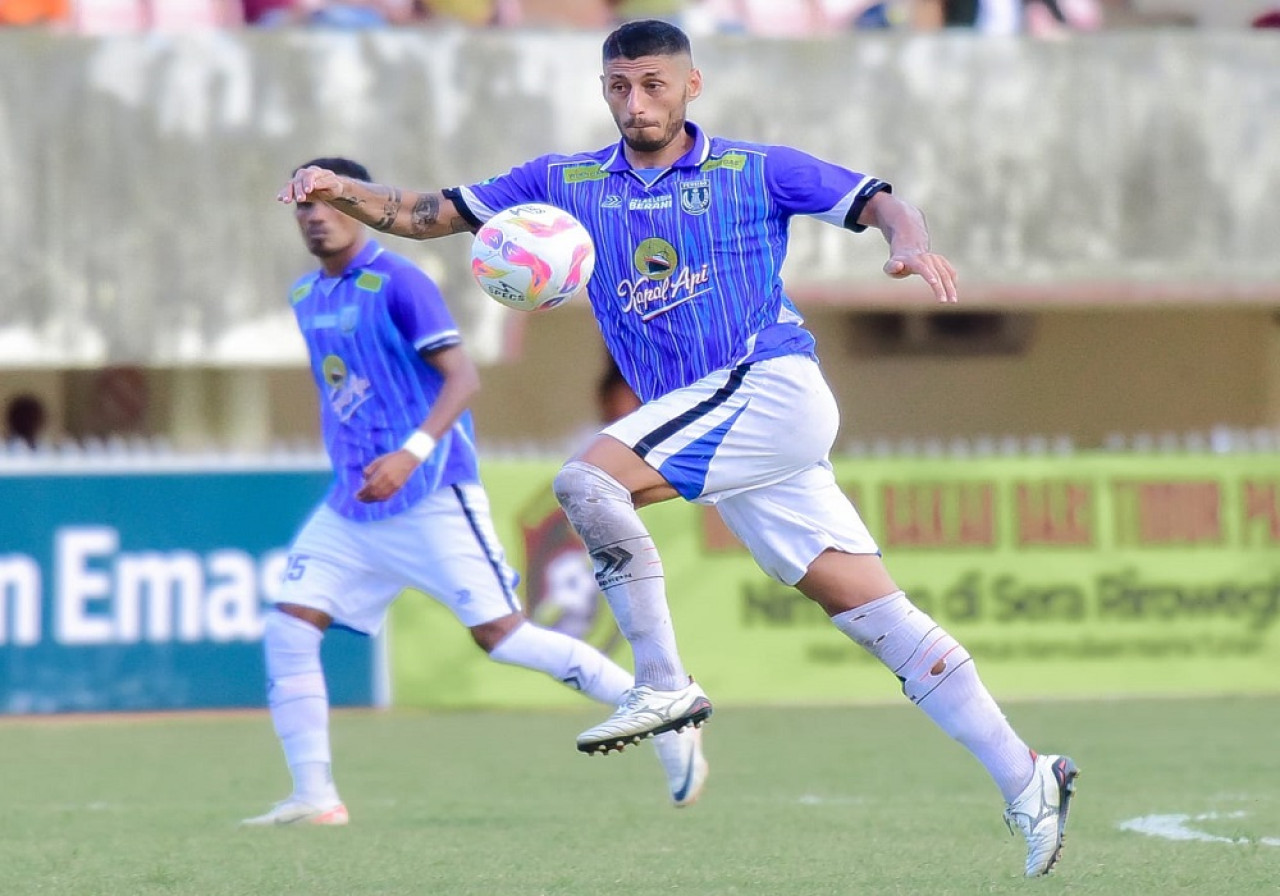 Pemain Persibo saat bertanding melawan Persewar Waropen. (Foto: Official Persibo Bojonegoro)