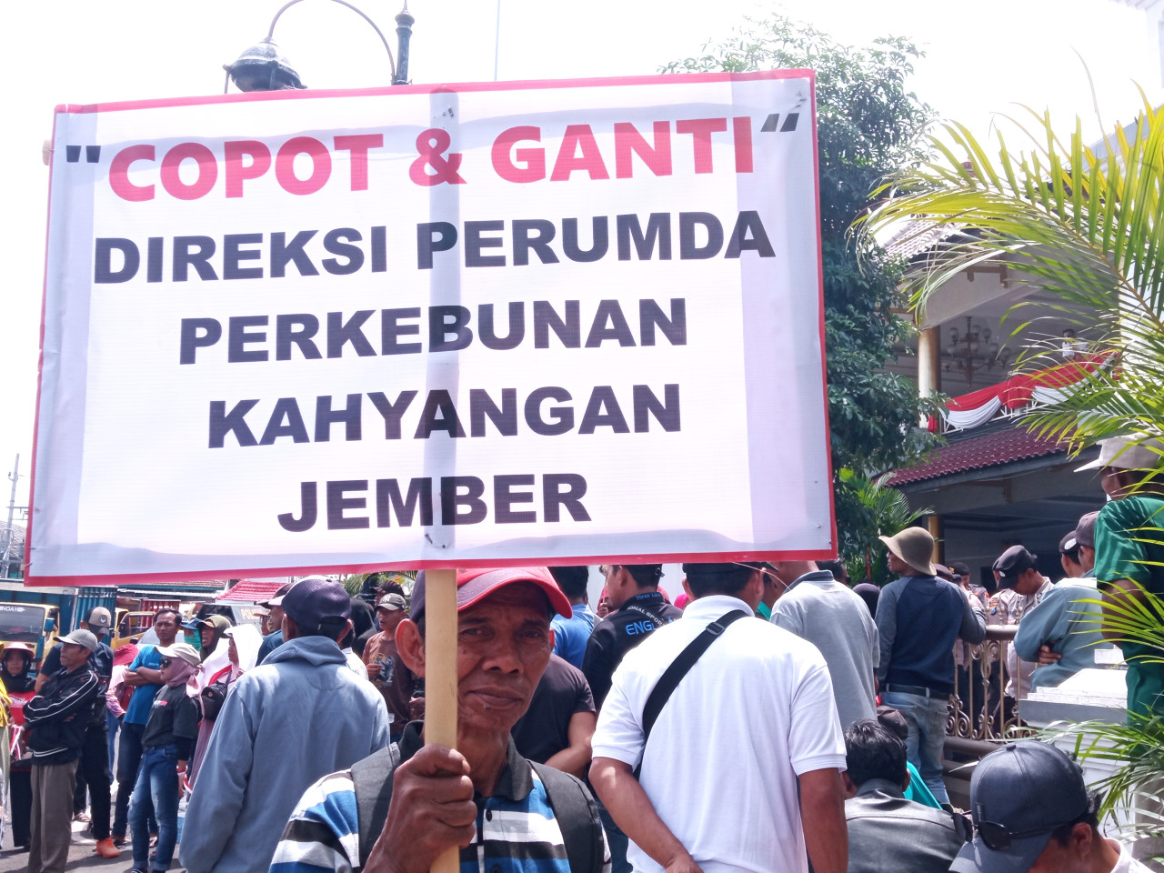 Ratusan buru dari 5 kebun unjuk rasa tuntut tiga direksi PDP Kahyangan dicopot dan diganti (Foto: Sugianto/jatimnow.com)