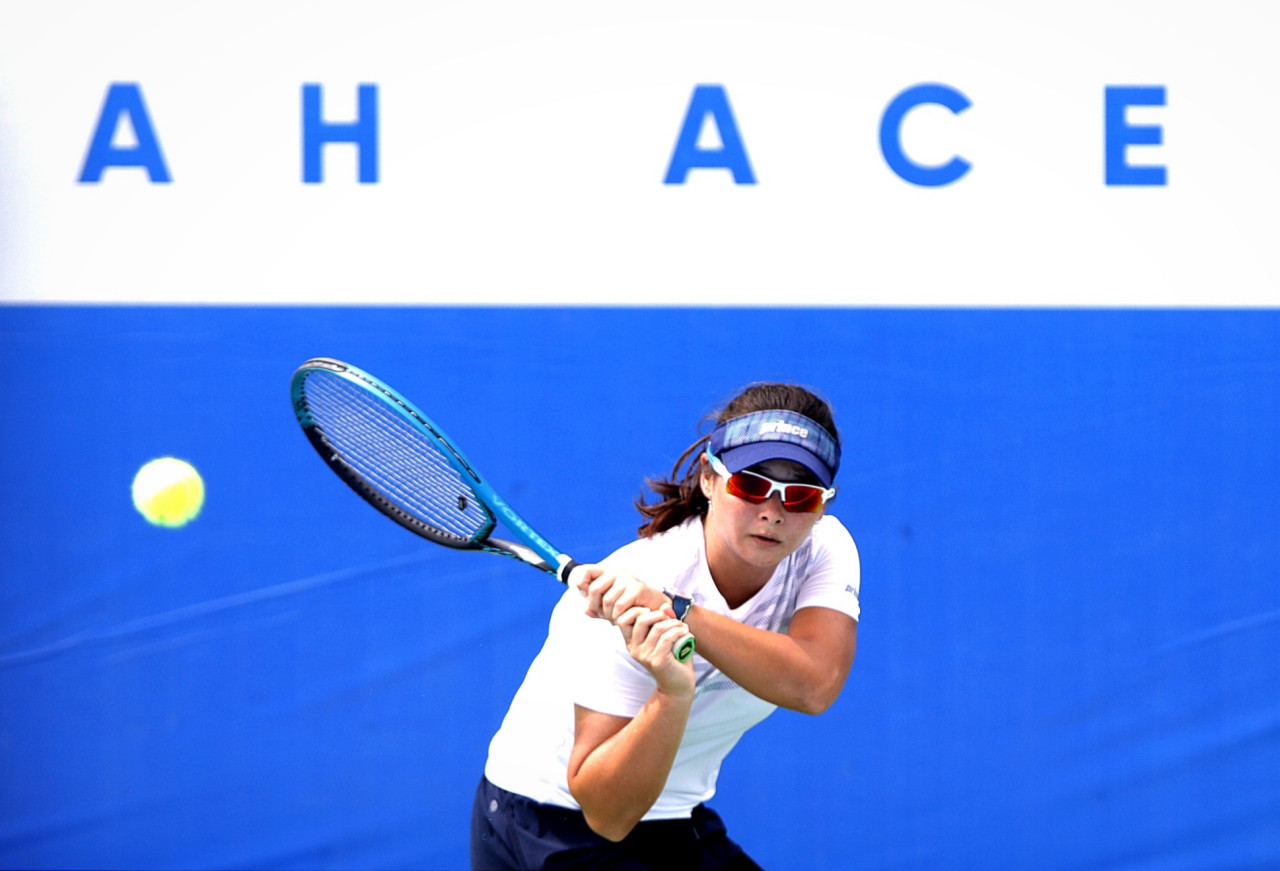 Petenis putri Jawa Timur Beatrice Gumulya saat bertanding di final melawan wakil DKI Jakarta di PON XXI Aceh-Sumut 2024. (Foto: KONI Jatim)