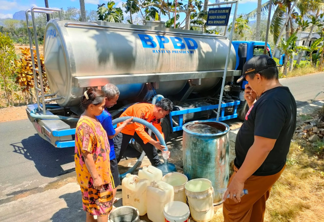 Petugas BPBD Trenggalek saat menyalurkan air bersih pada warga. (Foto: Dok. BPBD Trenggalek)