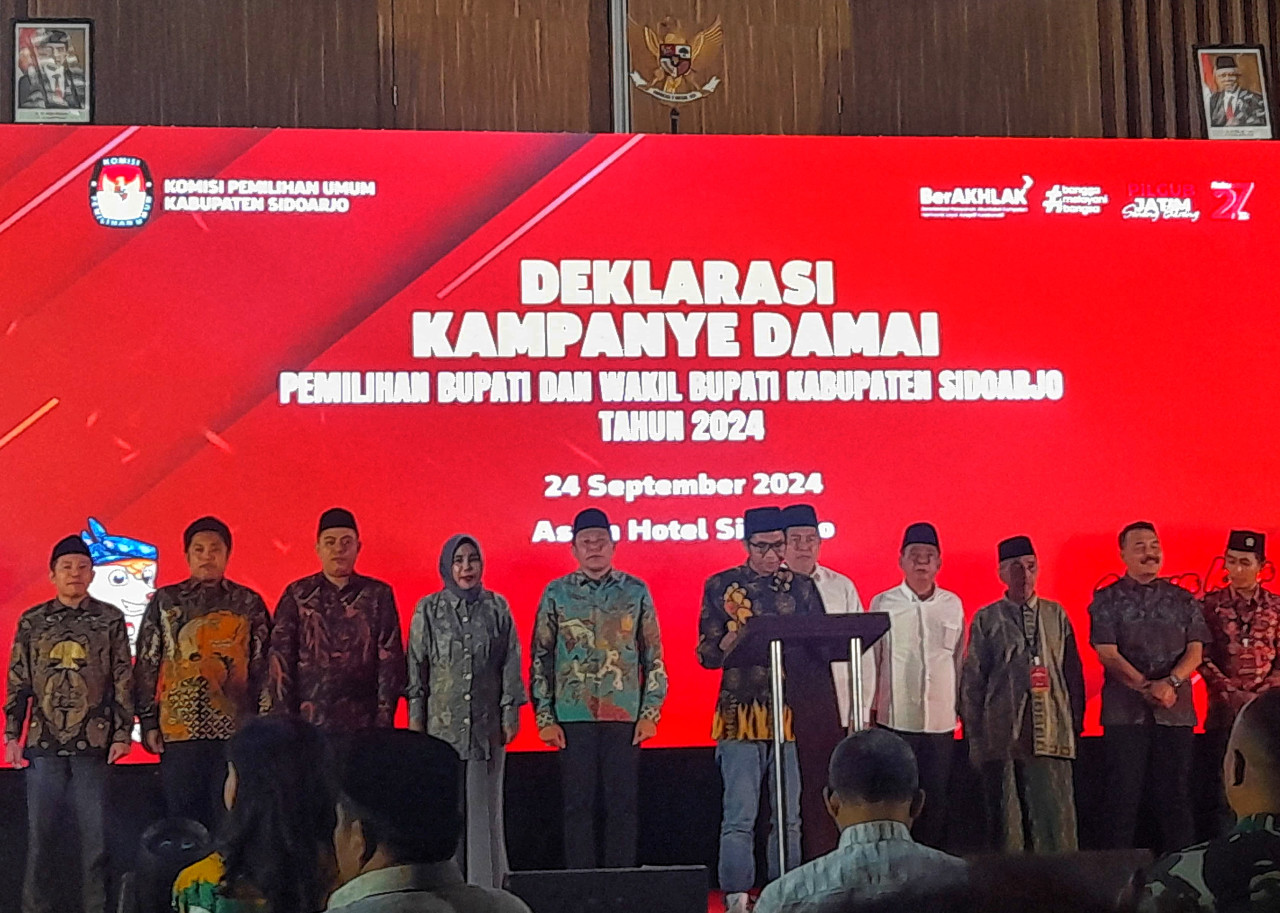 Pasangan Calon Bupati dan Wakil Bupati Sidoarjo, Subandi - Mimik Idayana dan Achmad Amir Aslichin (Mas Iin) - Edy Widodo saat deklarasikan Pilkada damai di Hotel Aston Sidoarjo. (Foto: Ahaddiini HM/jatimnow.com