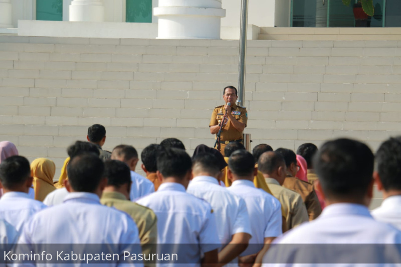 Pj Bupati Pasuruan, Nurkholis, saat memimpin apel (Foto: Humas Kominfo pemkab Pasuruan for jatimnow.com)