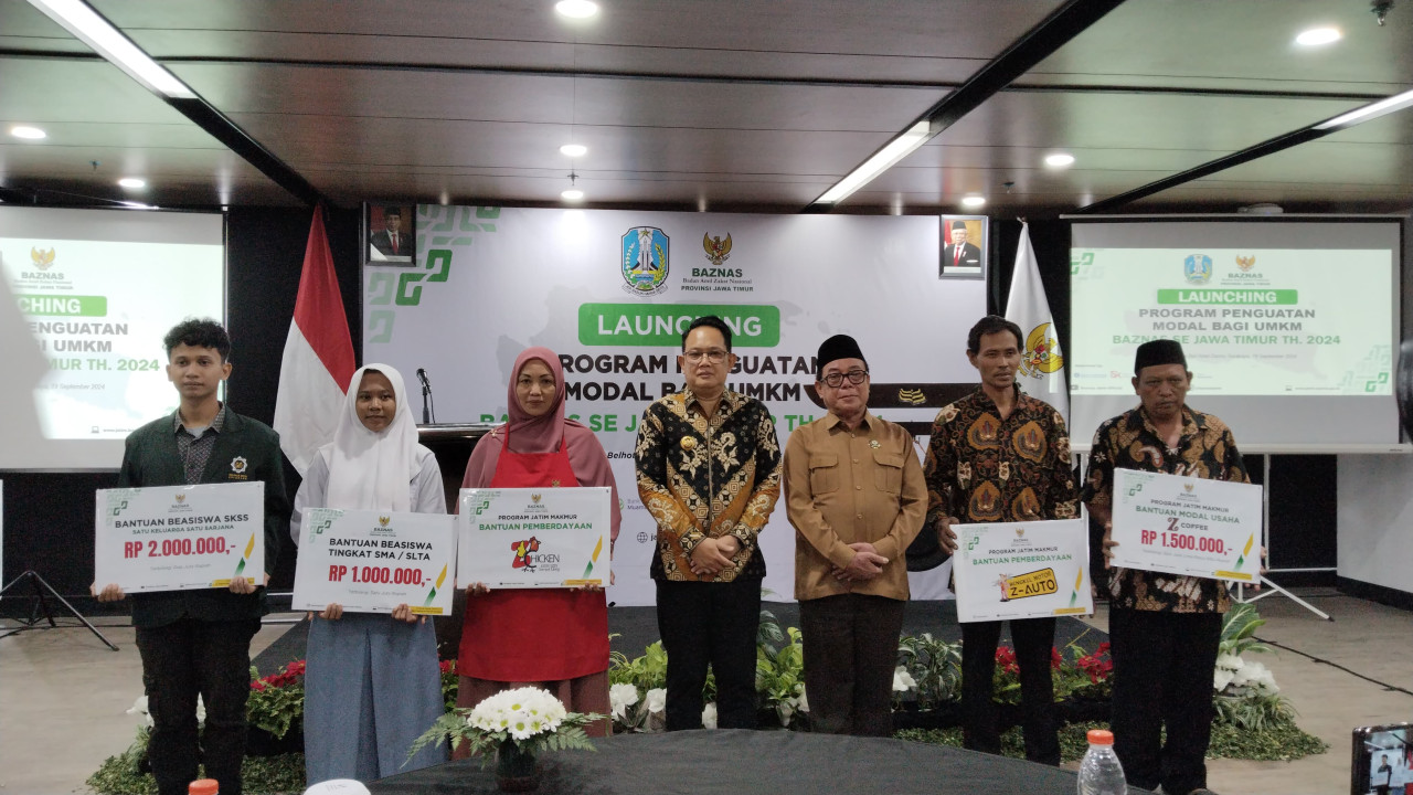 Pj Gubernur Jatim Adhy Karyono saat melaunching program penguatan modal bagi UMKM Baznas (Foto: Misbahul Munir/jatimnow.com)