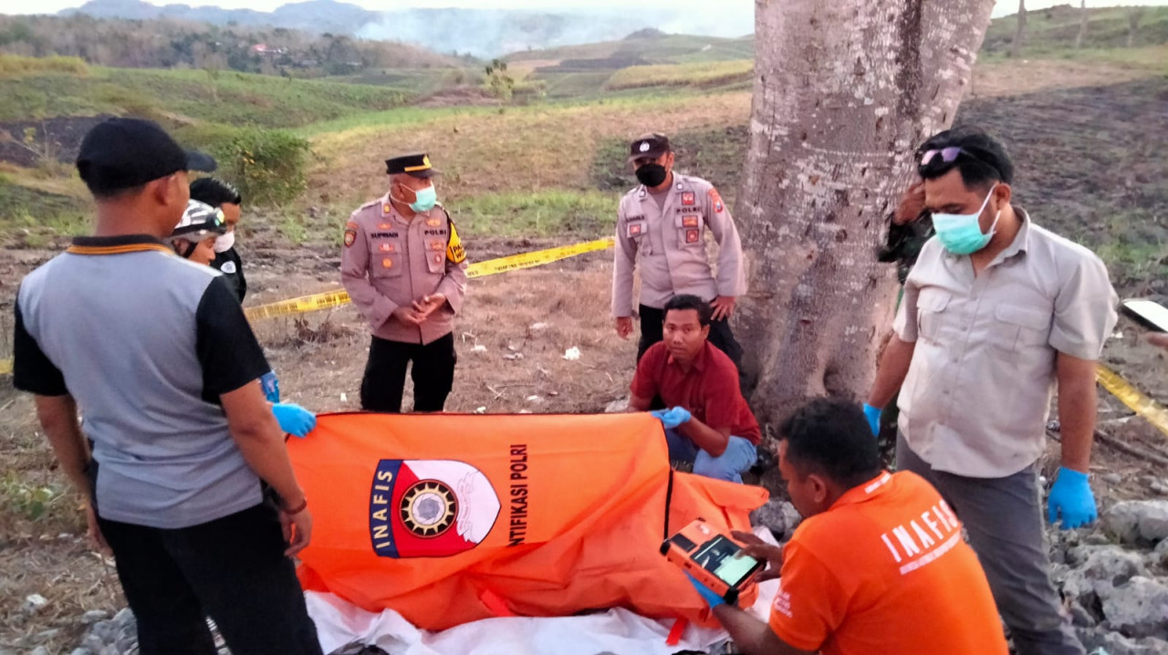 Polisi saat mengevakuasi jenazah korban. (Foto: Polres Blitar for jatimnow.com)