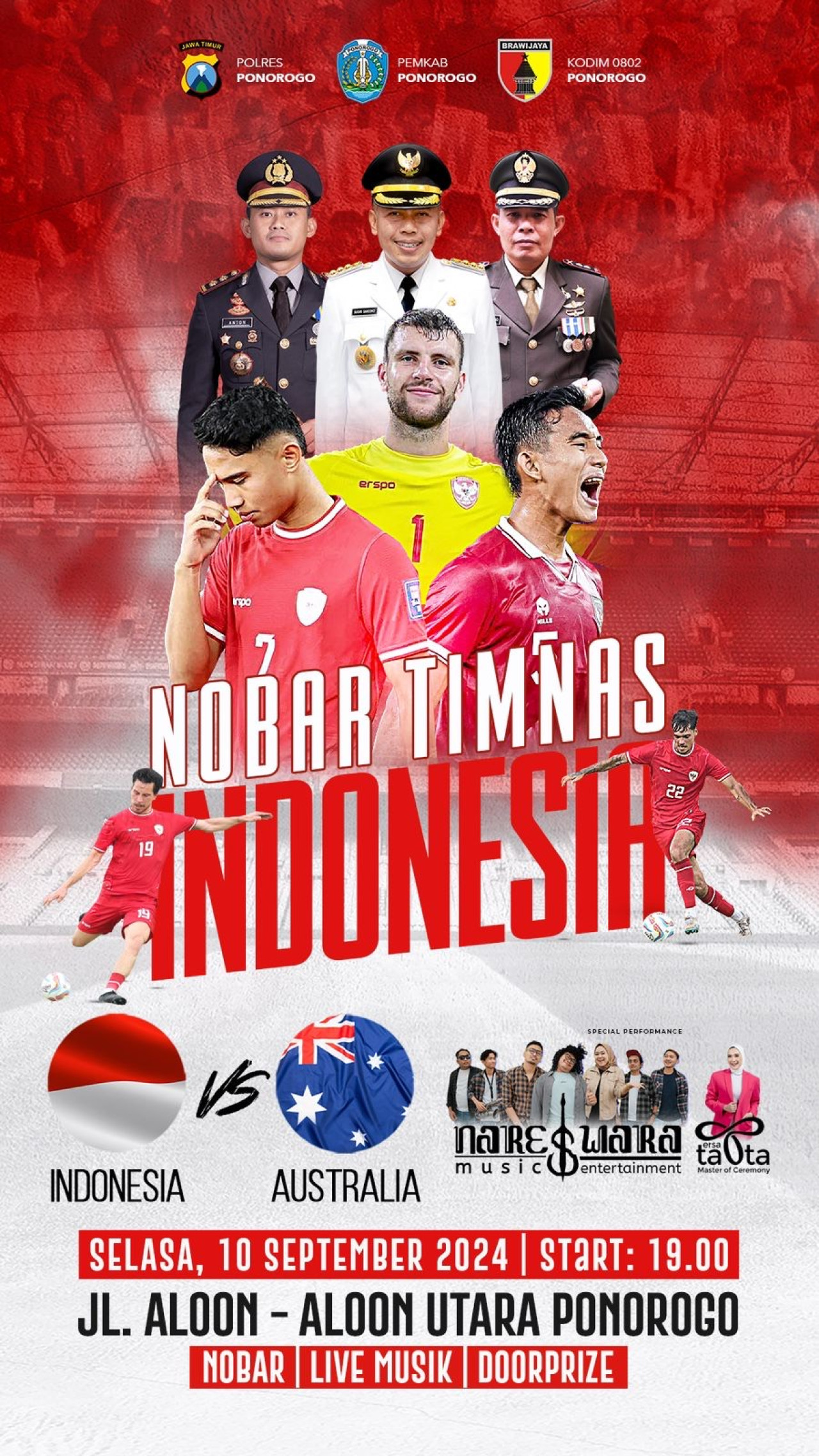 Nobar pertandingan Timnas Indonesia melawan Australia digelar di Alun-alun Ponorogo. (Foto: Ahmad Fauzani/jatimnow.com)