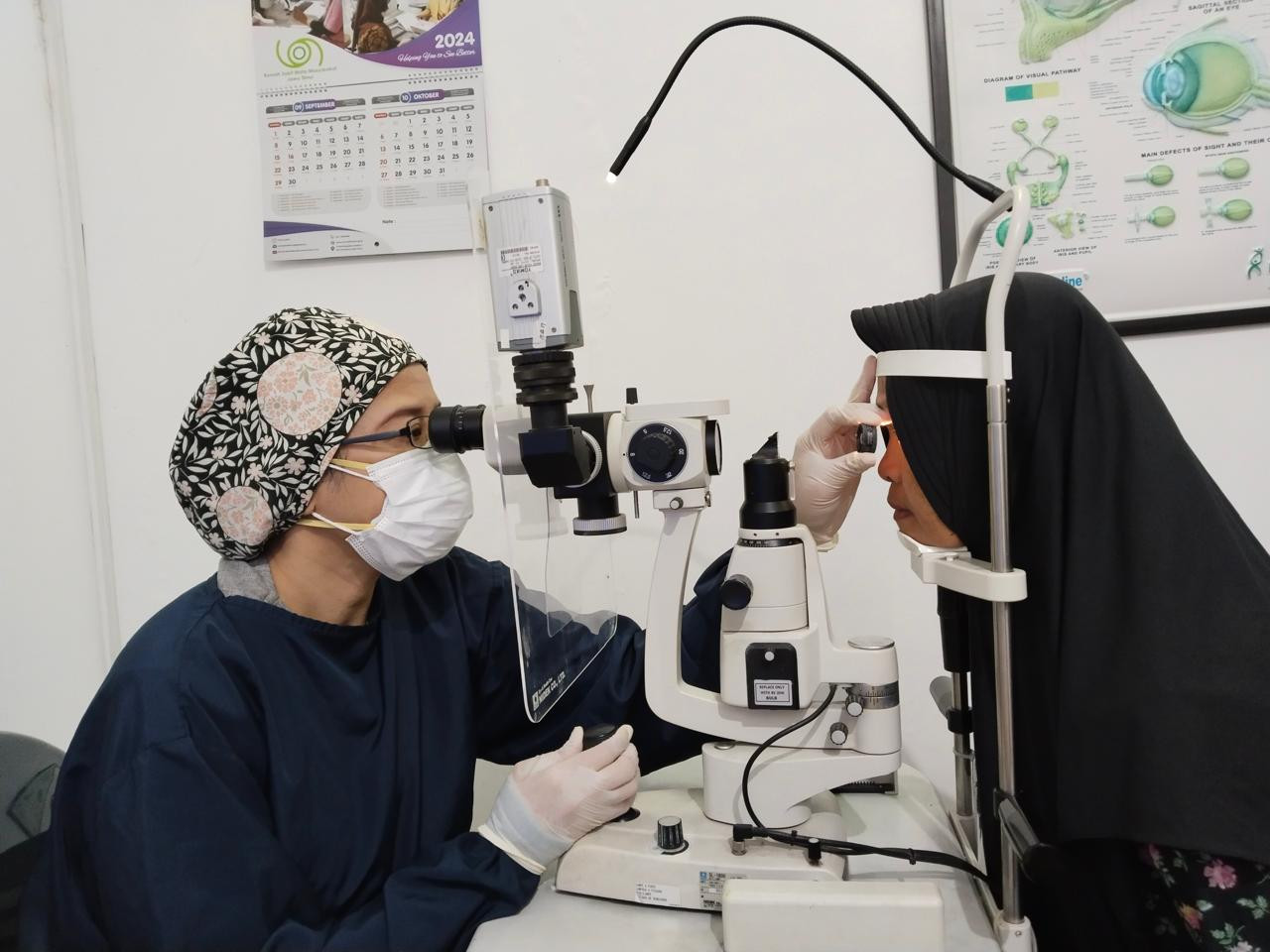 Proses operasi Vitrektomi Suprapti di RSMM Jatim (Foto-foto: Humas Pemprov Jatim for jatimnow.com)