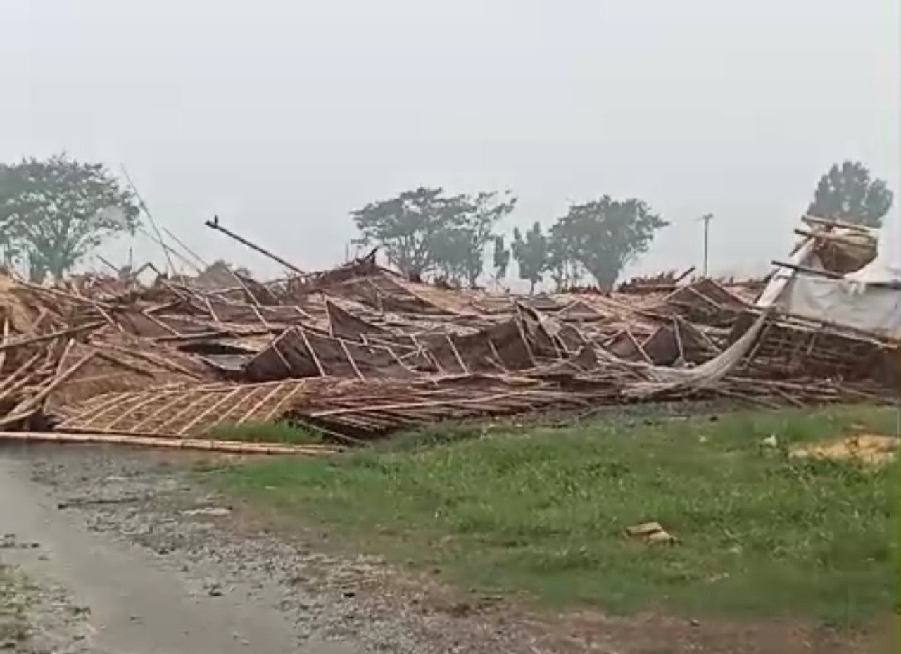 Salah satu bangunan terdampak puting beliun di Jember. (Medsos)