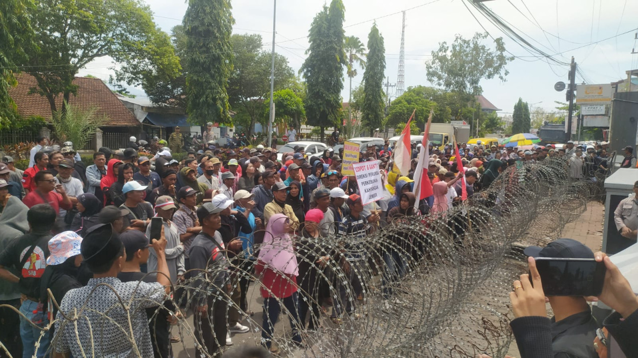 Ratusan Buruh PDP Kahyangan unjuk rasa di kantornya. (Foto: Sugianto/jatimnow.com)