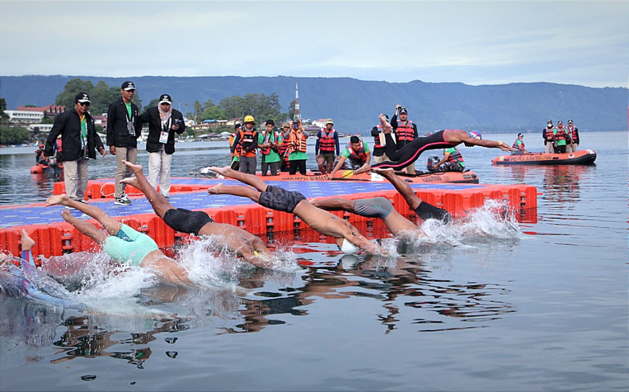 Perlombaan renang perairan terbuka PON XXI Aceh-Sumut yang di Perairan Wisata Bahari Parapat, Kabupaten Simalungun, Danau Toba, Sumatera Utara. (Foto: KONI Jatim)
