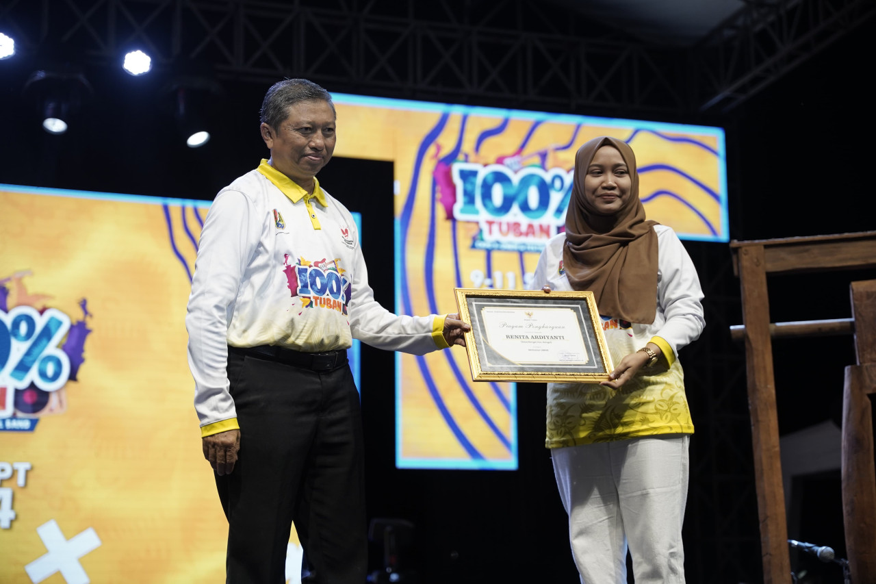 Renita Ardiyanti saat terima penghargaan sebagai Motivator UMKM. (Foto: Humas Pemkab Tuban for jatimnow.com)