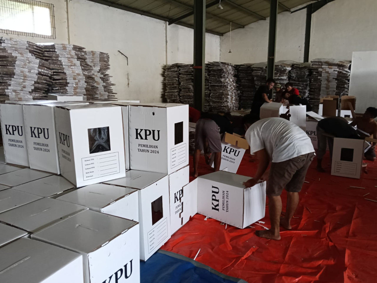 Ribuan kotak suara tiba di gudang KPU Jember. (Foto: Totok for jatimnow.com)