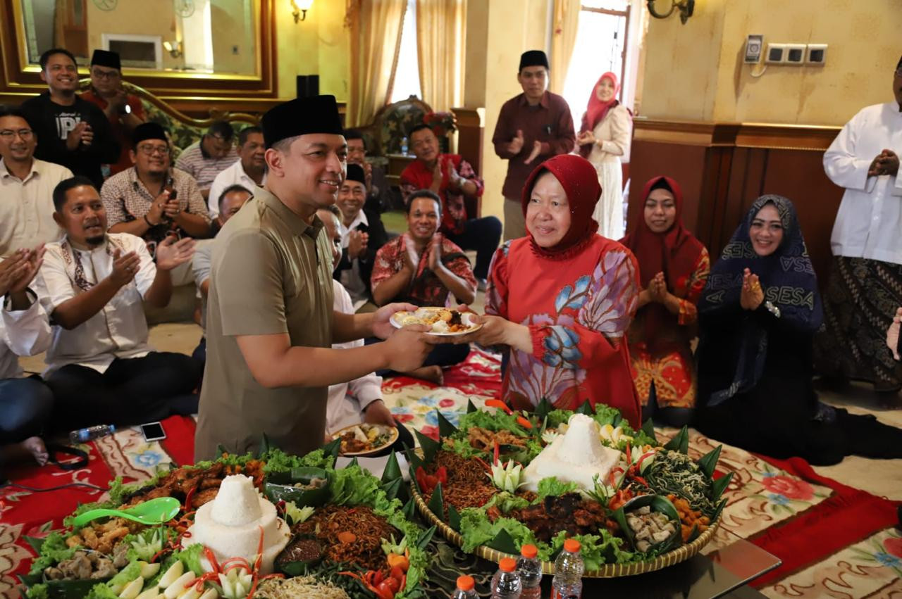 Risma-Gus Hans meresmikan posko aspirasi bersama relawan dan loyalis (Foto: Ni'am Kurniawan/jatimnow.com)